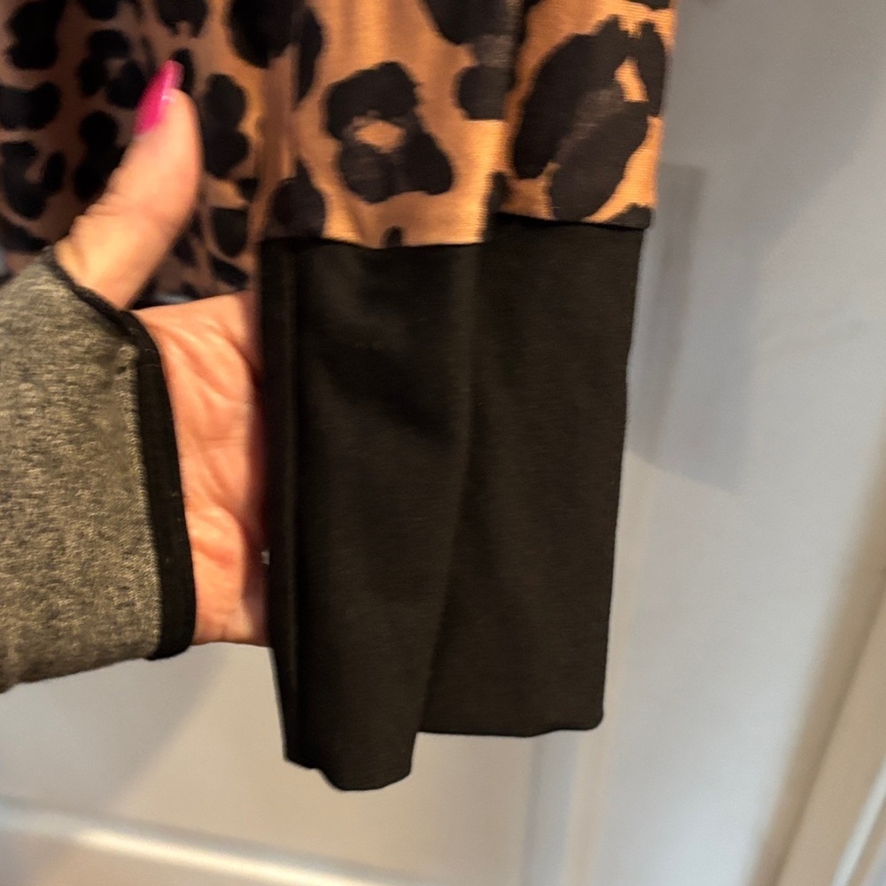 LuLaRoe Black and White Patterned Garment - Picture 4 of 4